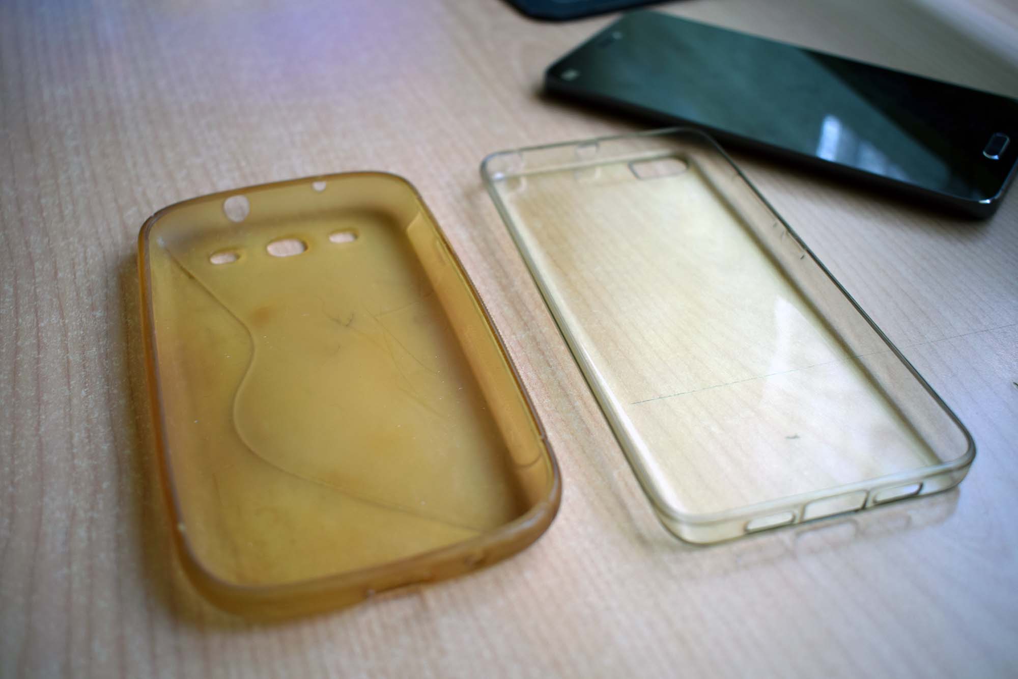 ¿Cómo blanquear una carcasa transparente que se puso amarilla?